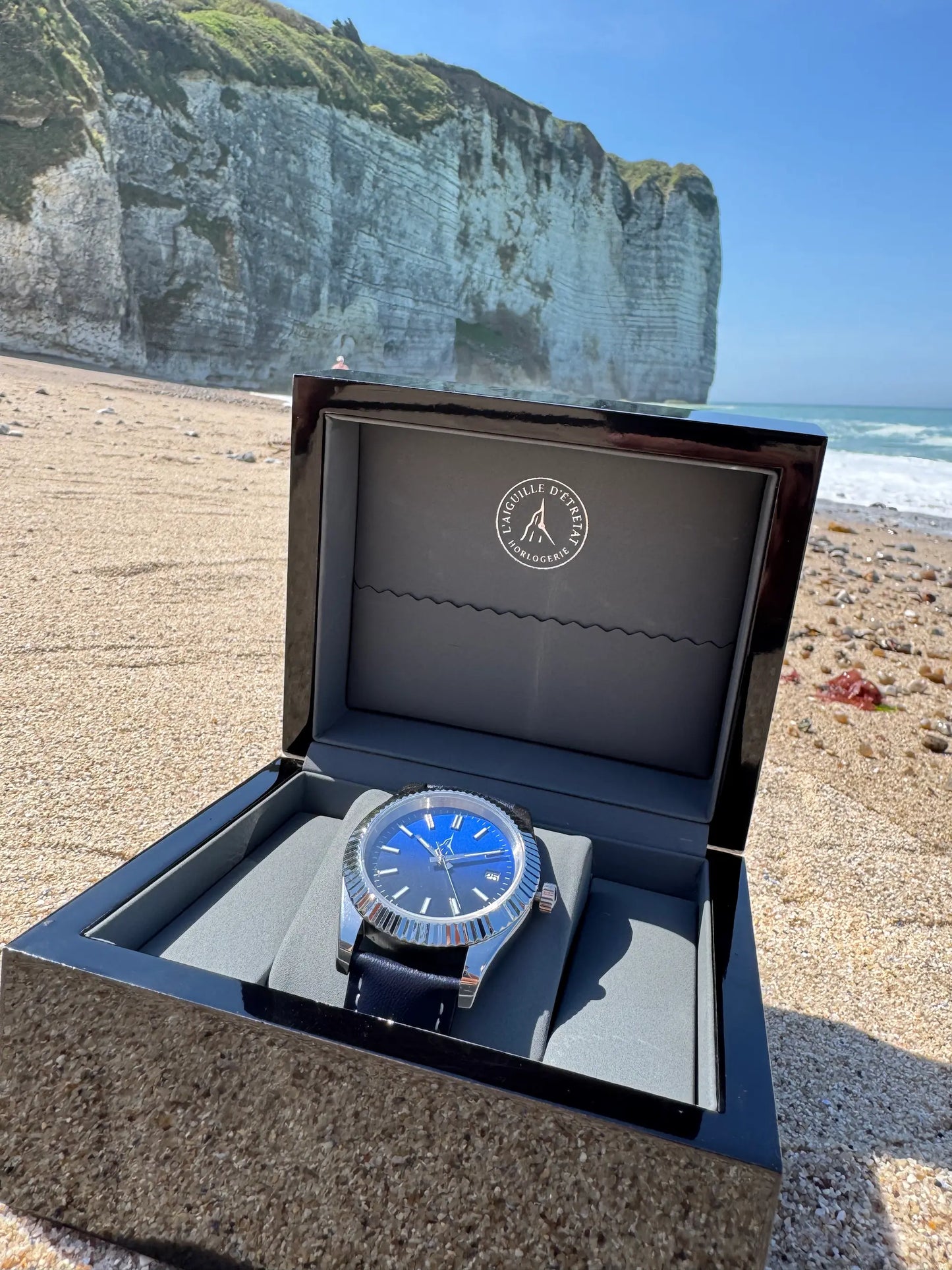 Montre L'Horizon devant les falaises d'Étretat, design horloger français et artisanat normand.