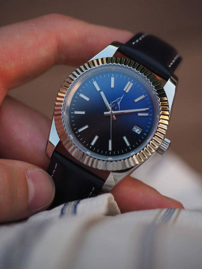 Texte alternatif conseillé : Montre automatique L'Horizon - Cadran bleu soleillé et boîtier cannelé