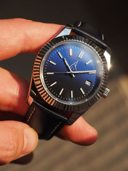 Montre automatique L'Horizon d'Aiguille d'Étretat avec cadran bleu soleillé et lunette cannelée en acier 316L au poignet