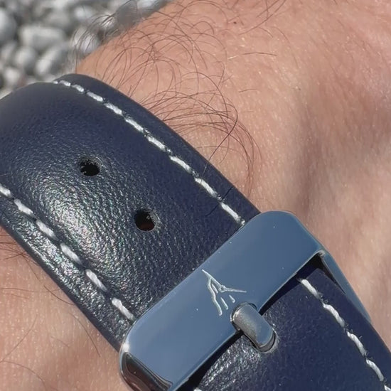 La montre L'Horizon portée au poignet, démonstration du tomber et de l'élégance du bracelet.