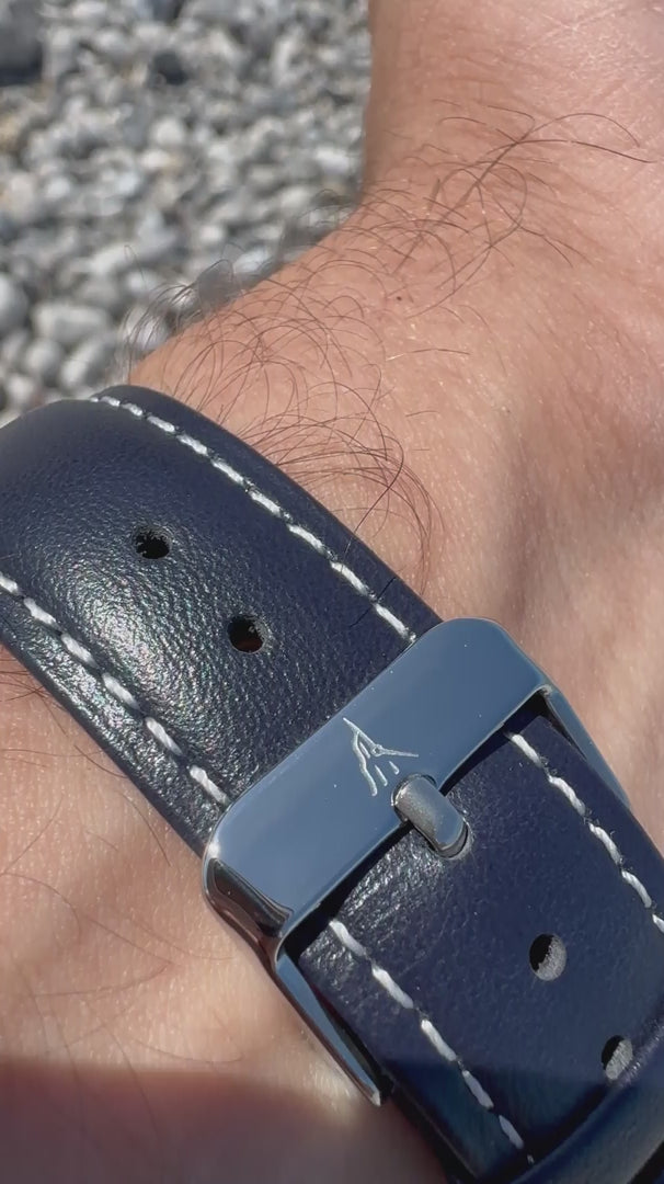 La montre L'Horizon portée au poignet, démonstration du tomber et de l'élégance du bracelet.