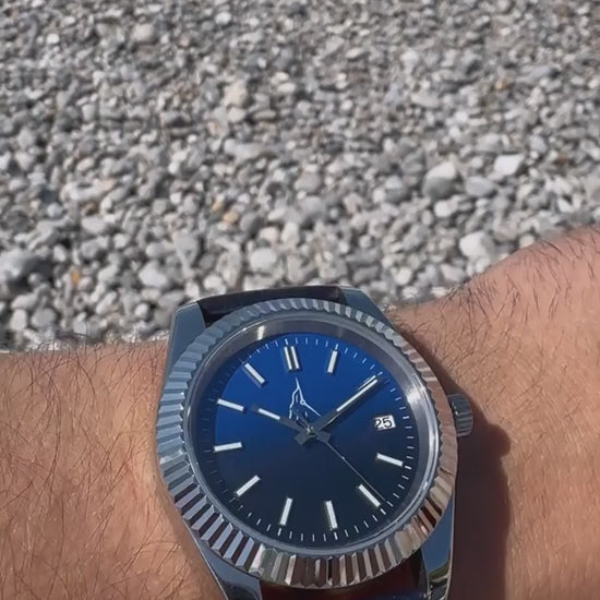 Gros plan sur le cadran de la montre L'Horizon, détails de finition artisanale et mouvement mécanique.