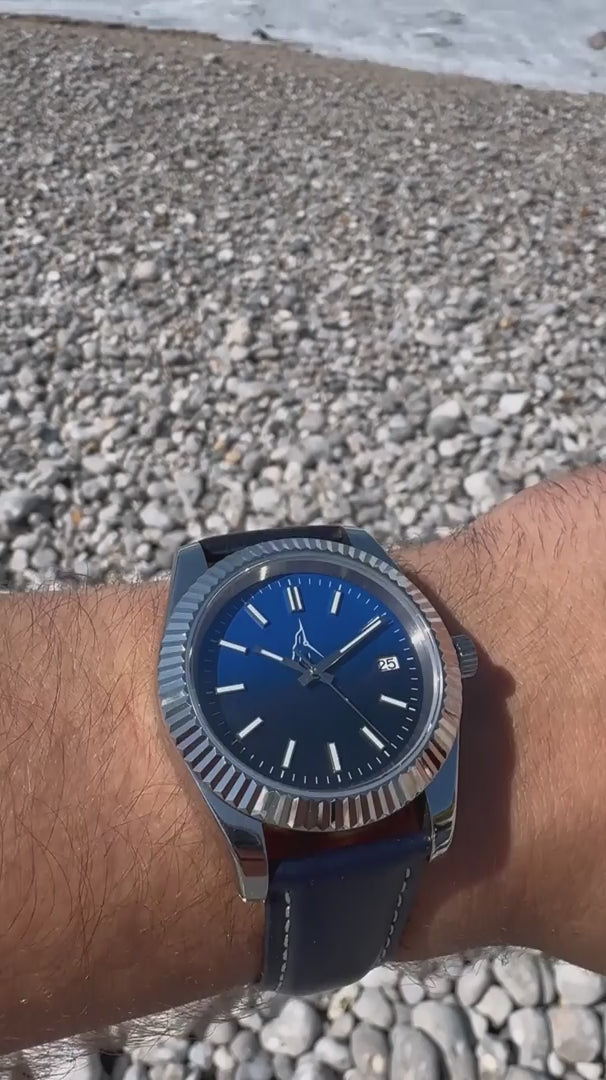 Gros plan sur le cadran de la montre L'Horizon, détails de finition artisanale et mouvement mécanique.